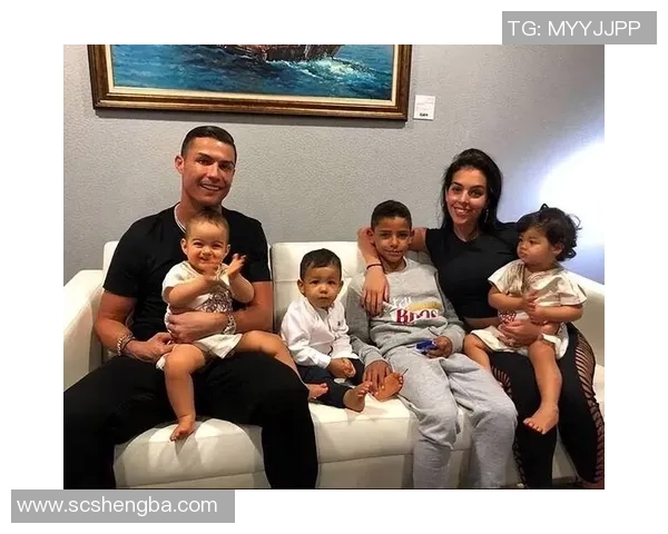 柜姐与足球明星的浪漫爱情故事揭示了平凡与荣耀的完美结合