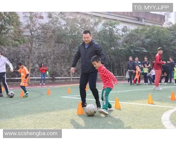 足球明星与孩子们共舞欢乐时刻展现温馨亲子互动视频